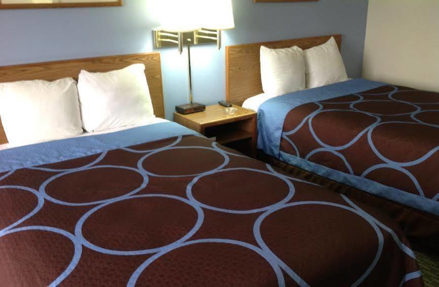 Super 8 By Wyndham Fayetteville Dış mekan fotoğraf